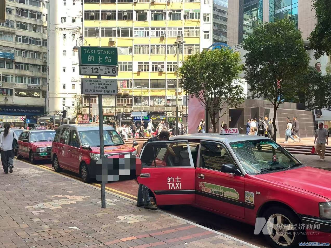 香港街头的出租车 每经记者 黄婉银 摄